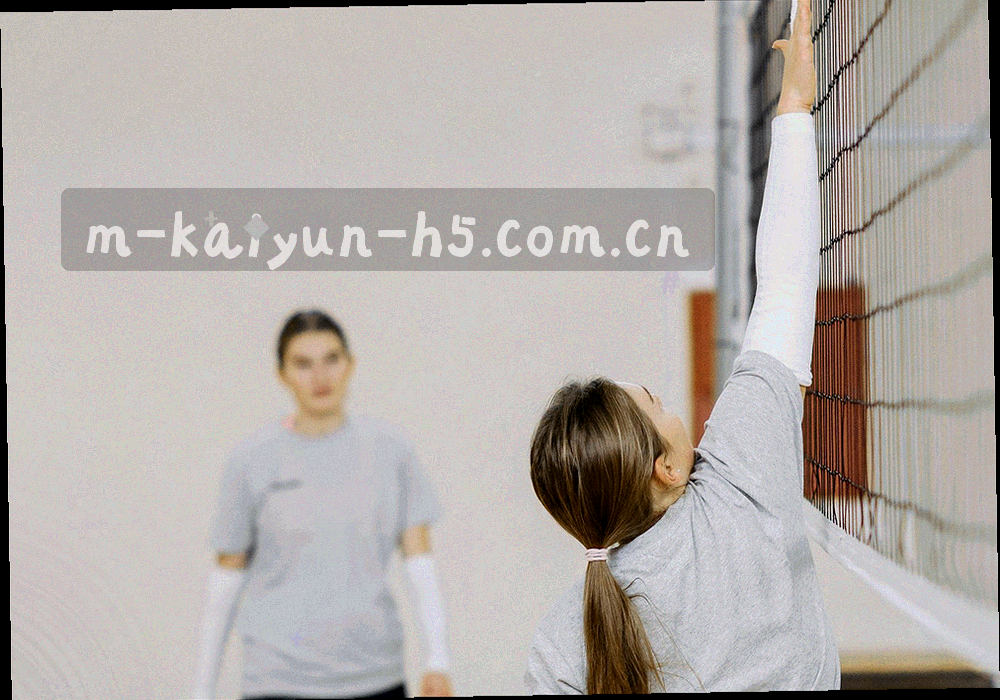 几何坐标网格上高亮的一个节点，多条细线向四周延伸，整体呈冷色调，抽象表现兰州的地域坐标与数据协作范围